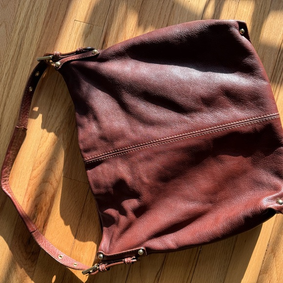 Elegant Brown Leather Shoulder Bag - Picture 1 of 4